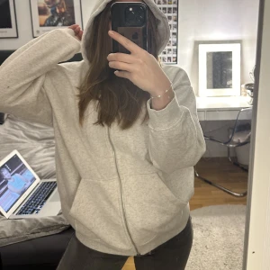 Huvtröjor från & Other Stories  - Säljer denna fina tröja från & Other Stories. Använd en gång, superfint skick! Köpt för 700kr