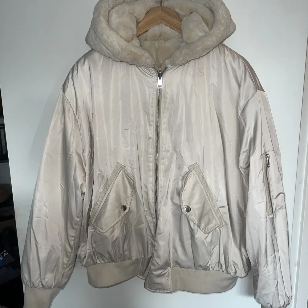Jacka från zara som man kan vända ut och in så det blir som 2 jackor Nypris 899. Takit.