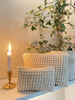 Necessär - Vi är ett UF-företag som säljer handvirkade & egendesignade necessärer💕Gjorda av ekologiskt garn, återvunnet tyg & återanvända dragkedjor♻️in på vår instagram: uf.mere ,i vår profil hittar ni en länk till vår webbshop! 1-3 arbetsdagar och varan är din!🥰