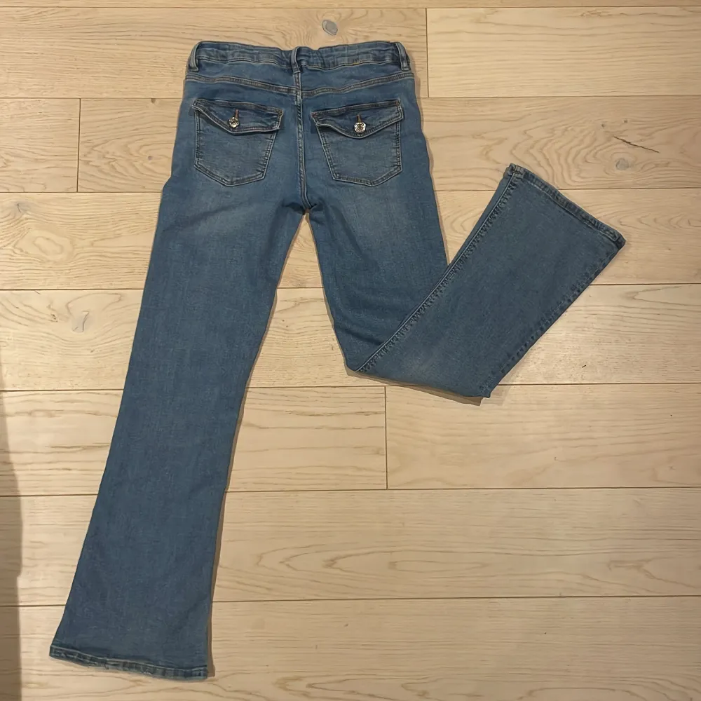 Säljer mina gamla favorit jeans som är i bra skick. Har snygga fickor. Säljer därför att de tyvärr är för korta. . Jeans & Byxor.
