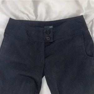 Kostymbyxor - Jättesnygga kostymbyxor med randigt mönster. 🤍