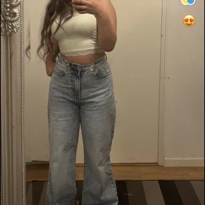 sköna högmidjade jeans, älskarrrr. pris kan alltid diskuteras - högmidjade jeans, rumpan ser stor ut, sköna, tillräckligt långa för både långa å korta