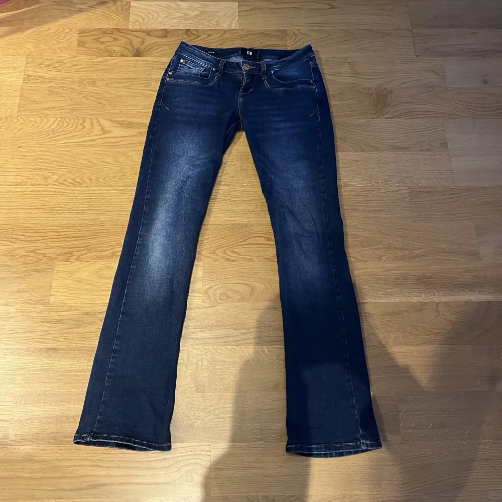 Säljer mina perfekta ltb jeans i modellen valerie, för dom är lite små på mig💗 använda ett fåtal gånger men de är som nya💗. Jeans & Byxor.
