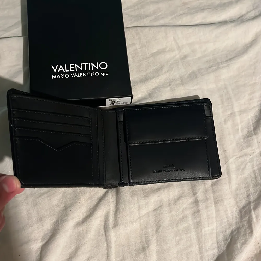 Säljer denna plånbok eftersom jag ej har användning av den. Plånboken är precis som ny. Accessoarer.