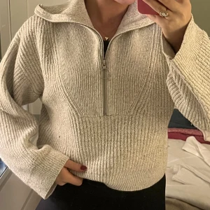 Stickad tröja - Beige stickad tröja med dragkedja vid halsen