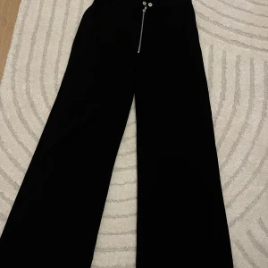 Kostymbyxor med dragskedja  - Knappt använda men har klippt av dom nertill (är 163 cm lång) 