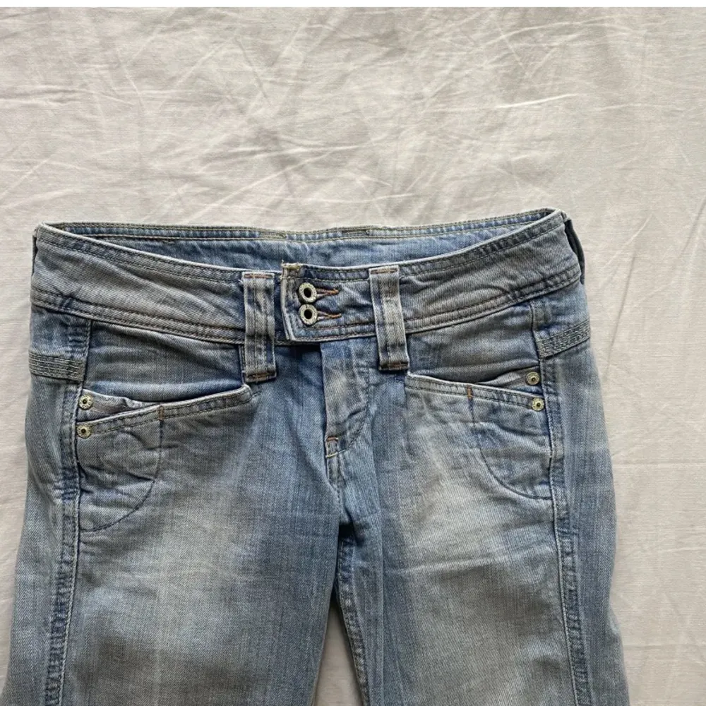 snyggaste jeansen, säljer då de va försmå. två sista bilderna är lånade  från förra ägaren! 82 innerbenslängd och 76 midjemått. Jag är 170❤️. Jeans & Byxor.