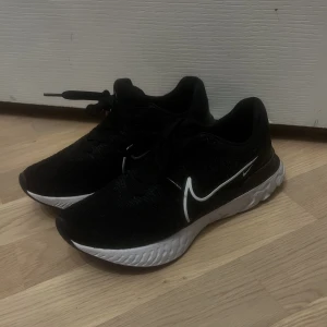 Nike skor  - Tränings/jobbar skor från Nike, testade endast en gång så nya köpa för 1000kr säljer för 850kr 