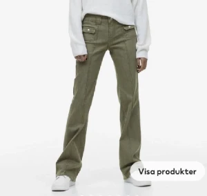 Populära Hm jeans gröna - INTRESSEKOLL BYTER HELST MOT EN 34 men kan tänka mig sälja vid bra bud!! Köpte de för 600 på Plick 