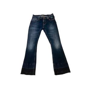 Nudie jeans co💕 midjemått:80 cm, midwaist och bootcut💕 priset kan sänkas vid snabb affär ‼️💖 Säg till om du vill ha flera bilder💝 Köp så får du ett gratis klädesplagg med ett gratis örhänge!💕