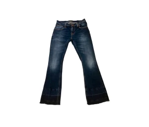 Nudie jeans co 💕  - Nudie jeans co💕 midjemått:80 cm, midwaist och bootcut💕 priset kan sänkas vid snabb affär ‼️💖 Säg till om du vill ha flera bilder💝 Köp så får du ett gratis klädesplagg med ett gratis örhänge!💕