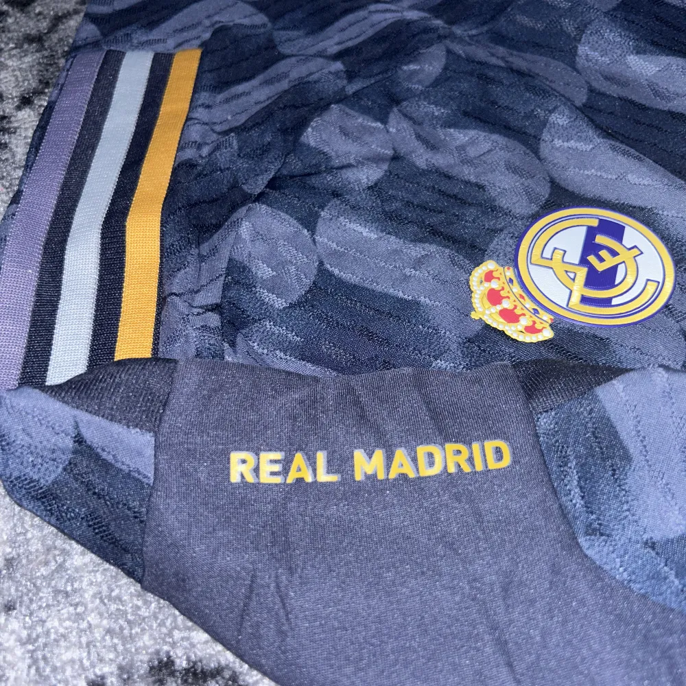 Säljer min Real Madrid borttröja som jag har ändrat mig nu och vill ha en med Bellingham på ryggen. Fräsch och i väldigt bra skick och aldrig använd.. T-shirts.