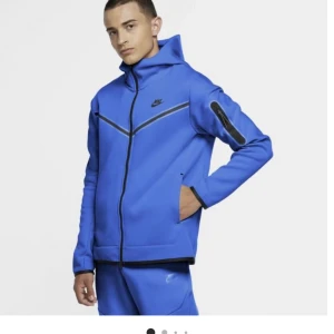 Nike tech  - Har använt den 2-3 gånger skickat 9/10. Inga skador kan även byta mot en mörkblå Nike tech. 