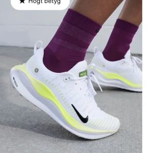Nike InfinityRN 4Löparsko för hårt underlag för kvinnor - Helt nya beställd från NIKES hemsida. Väldigt fina och sköna men tyvärr lite för små för mig. Original pris: 1949kr