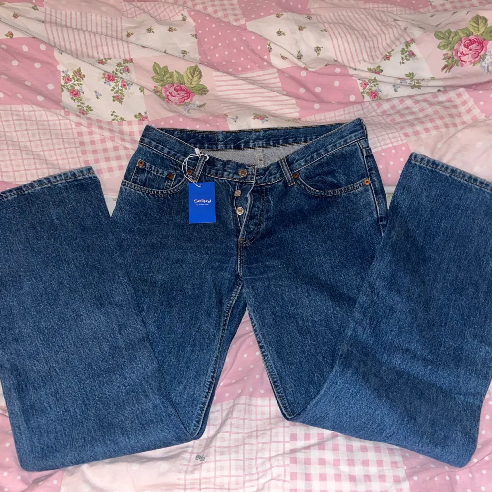 ett par jätte snygg levi’s jeans i st 31/32 men skulle säga att dom är väldigt små i storleken . Jeans & Byxor.