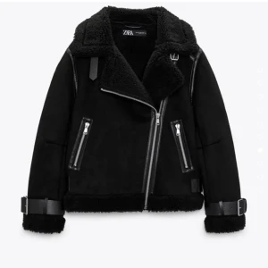 ZARA Jacka  - Säljer min kära svarta mocka jacka från zara med svinsnygga detaljer på! Den är i fint skick och sparsamt använd. Kommer göras rent extra noga innan leverans🤗 Storlek S, vill du ha fler bilder , skriv till mig 🤩