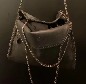 Stella Mccartney väska - Osäker på om den är äkta därav det låga priset, ser dock inget som skulle säga att den inte är äkta.  FRI FRAKT