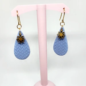 Handgjorda örhängen  - Superfina örhängen i polymerlera :)  Själva hängen är i rostfritt stål och pläterat i guld, nickelfria!  Går att byta till plast eller clips om så önskas!