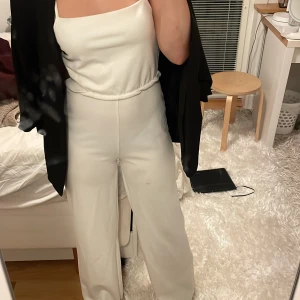 vit fin dress - en snygg och skön dress till middagar som passar till tex en kavaj 