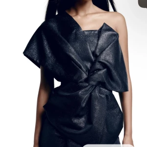 Hm glitter klänning  - Hej💕jag köpte denna klänningen på hm och den var tyvärr för liten. Den är liten i storleken så tänk på de. Men de är en superfin klänning den är även slut såld på hm s hemsida. INTE FRI FRAKT 💕