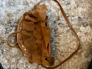 Söt väska med volanger - Supersöt väska med volanger och gulddetaljer. Har inga tecken på användning 