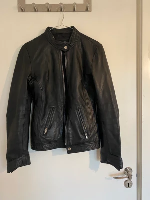 Bikerjacka med snygga dragkedjor  - Skinnjacka i trendig modell, nästan helt oanvänd.