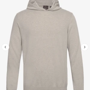 Oscar Jacobson hoodie - Beige/grå hoodie från Oscar Jacobson 100% kashmir Nyskick Strl L Kostar 1499kr ny