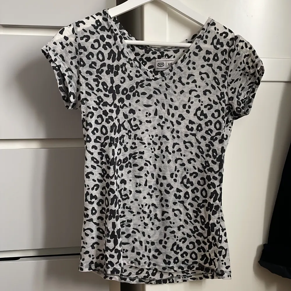 Leopardmönstrad t-shirt i genomskinligt tyg, väldigt stretchig. Toppar.