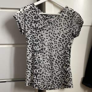 Leopardmönstrad t-shirt i genomskinligt tyg, väldigt stretchig