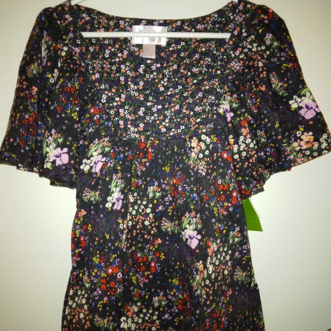 NY & oanvänd mörkgrå + flerfärgad blommig topp från Garden Collection. Strlk: XS