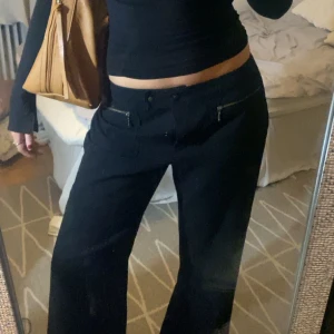 Lågmidjade kostymbyxor  - Super fina och bekväma kostymbyxor som inte kommer till någon användning längre. Står storlek 44 på byxorna men skulle nog säga att dem är mellan 36-38! Använd gärna köp nu! Tveka inte på att ställa frågor!💕