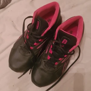 Reebok skor stl 38 - Reebok skor i nyskick svaerta/rosa Stl 38