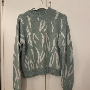 Cool Stiakd tröja  - En riktigt cool stickad tröja från Nakd som jag inte använder. Det är en riktigt härlig turkos färg 