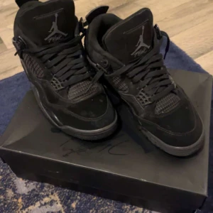 Jordan 4 black cat  - Jordan 4 black cat. Har inte använt dom så mycket dom är i bra skick och de är 1/1 de är typ de bästa man kan få och du får med box till skorna med.