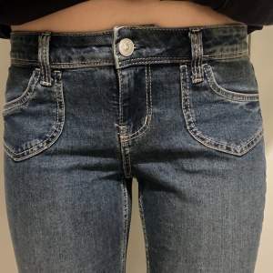 Säljer dessa snygga lågmidjade jeans från HM i storlek 40🔥använda 2 gånger, säljer pga har ett par liknande. Nypris 350 kr men säljer för 250 exklusive frakt, skriv vid intresse😍😍😍