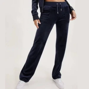 Juicy couture  - Säljer r mina juicy couture då dom inte kommer till användning. hör gärna av er om ni har fler frågor.💕