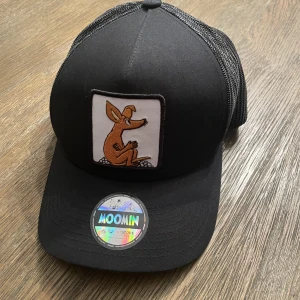 Muminkeps - En muminkeps från hatstore. Väldigt sparsamt använd, finns en liten fläck (se sista bilden) men annars inga skador. Säljer då den inte kommer till användning💞