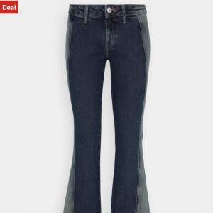 Säljer nu dessa skitcoola lågmidjade jeans från weekday då de är lite för långa. De är i mycket bra skick, använda endast 2 ggr. Skriv för egna bilder❤️