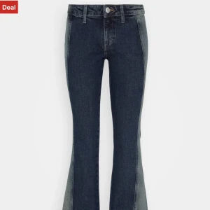 Weekday Jeans - Säljer nu dessa skitcoola lågmidjade jeans från weekday då de är lite för långa. De är i mycket bra skick, använda endast 2 ggr. Skriv för egna bilder❤️
