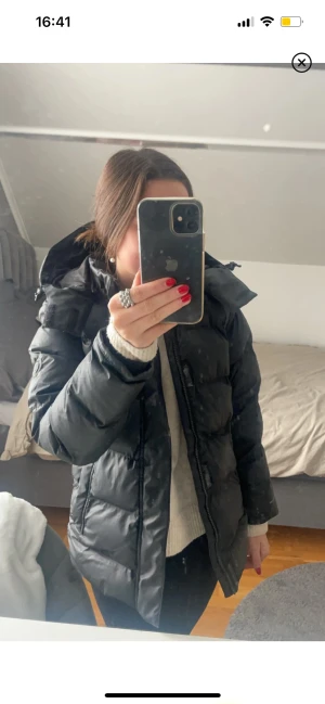 Jacka - Lånade bilder!! Fin jacka men säljer för har precis hittat en annan jag vill ha. Inga skador eller något och köpte härifrån plick. 