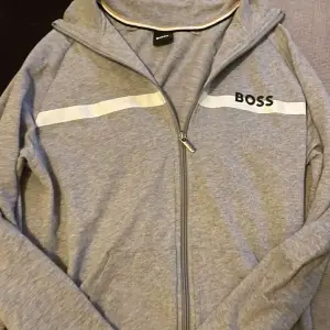 Säljer min Hugo boss zip tröja, köpt av en vän begagnat. 