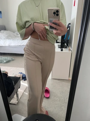 Ljus beiga tygbyxor - Från GinaTricot, lite insydda vid midjan, Stl 32/34