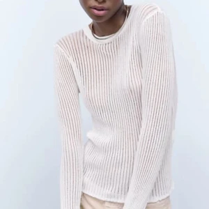 Vit långärmad ribbad tröja från zara  - En vit långärmad ribbad tröja från zara helt oanvänd med prislappen fortfarande kvar som inte säljs längre. 