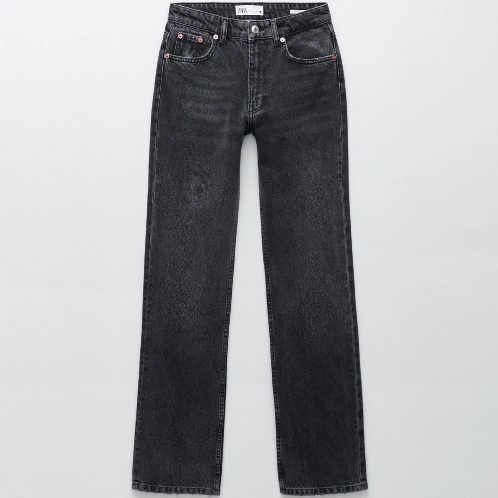 Säljer dessa slutsålda mid rise zara jeans i storlek 38 💝💝. Jeans & Byxor.