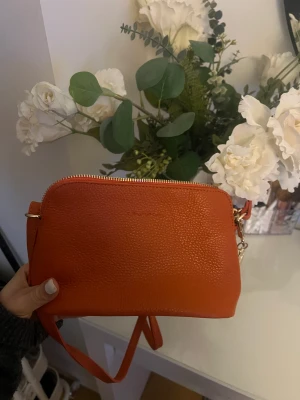 Väska  - handväska i brun/ornage färg. Helt ny i fint material! Säljer då jag aldrig använt den och fått nytta av den💋