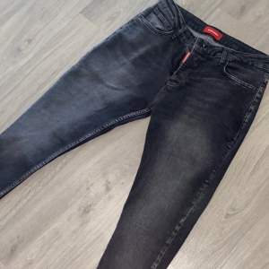 Tjena! Säljer ett par helt nya svarta Dsquared2 jeans storlek M/S säljs på grund av att de inte passar. (Replika)