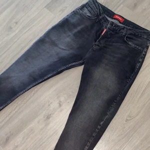 Dsquared2  - Tjena! Säljer ett par helt nya svarta Dsquared2 jeans storlek M/S säljs på grund av att de inte passar. (Replika)