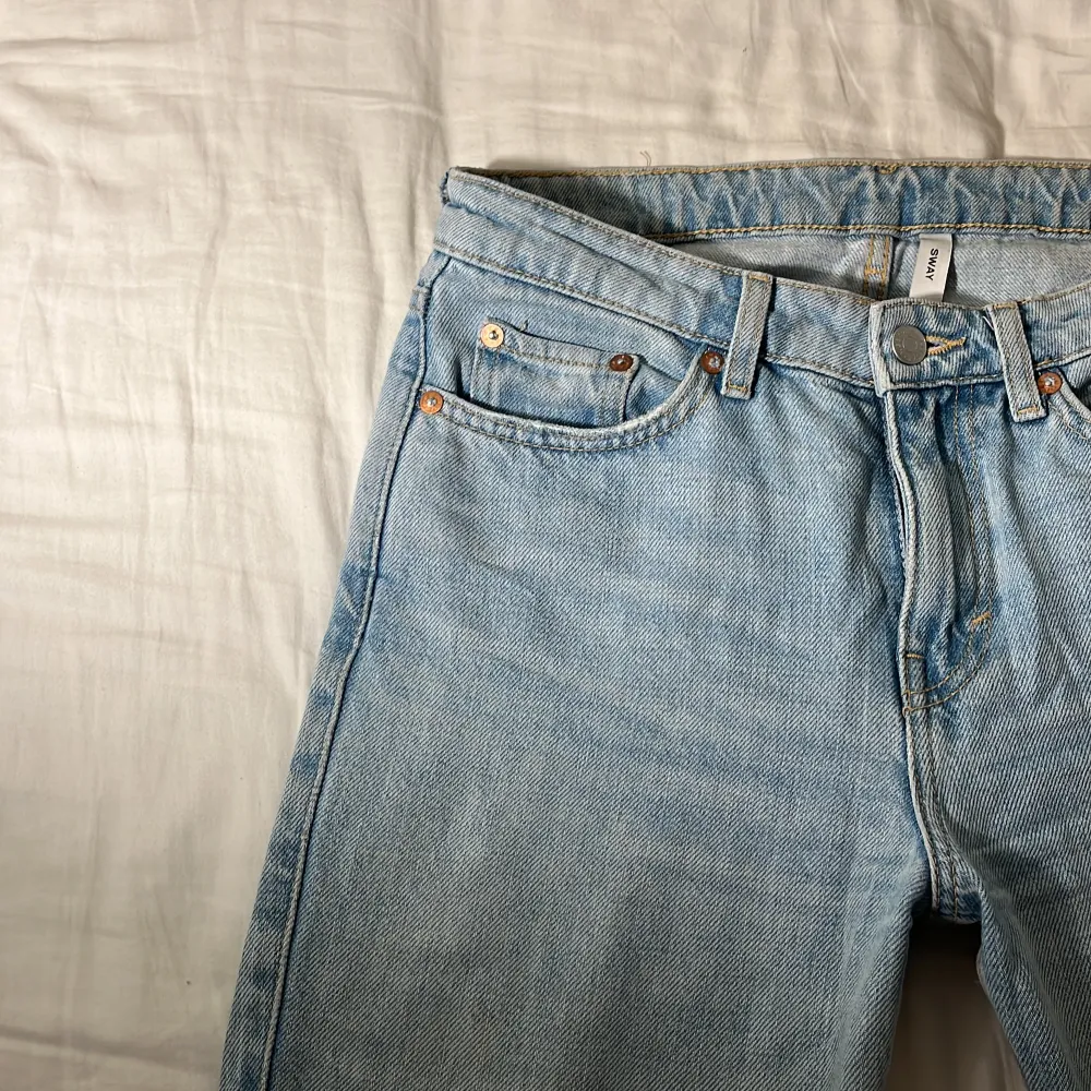 Sway Mid Bootcut Jeans från Weekday i storlek 26/32. Fint skick, endast använda ett fåtal gånger. Färgen är som på sista bilden . Jeans & Byxor.