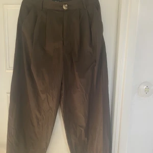 Byxor  - Oliv/ militär gröna byxor. Ny skick 