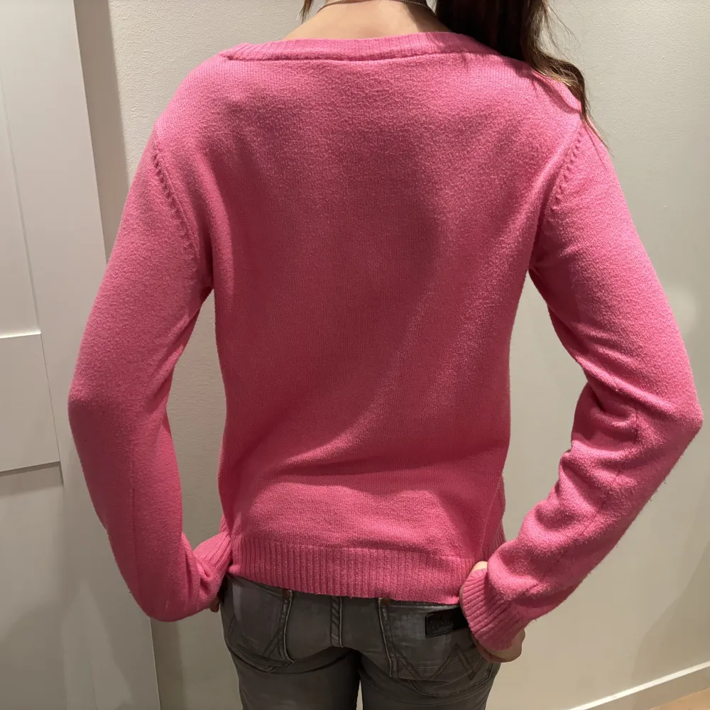 Säljer min fina rosa stickade tröja eftersom den ör för stor, därför den ör andvend runt 5ggr, inga defekter❤️. Stickat.